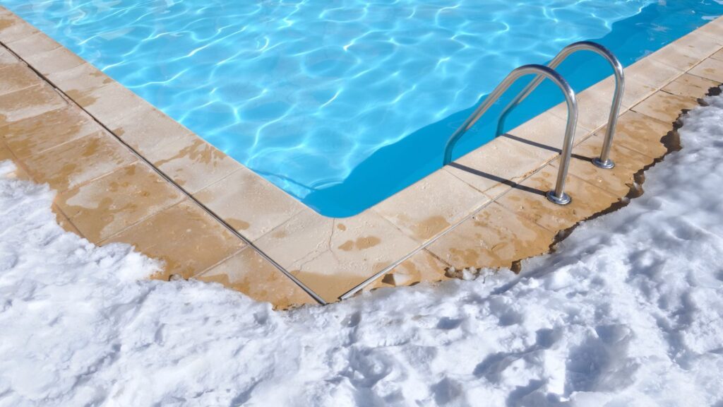 piscine sous la neige