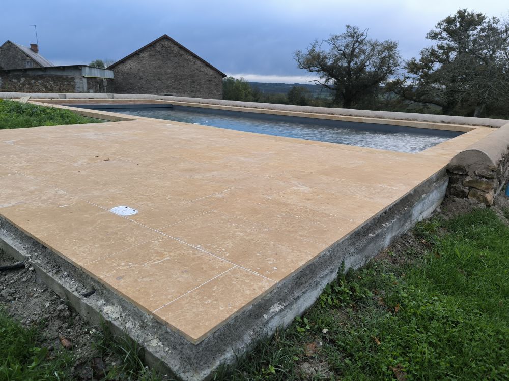 dallage pierre de Bourgogne autour d'une piscine Chateauroux