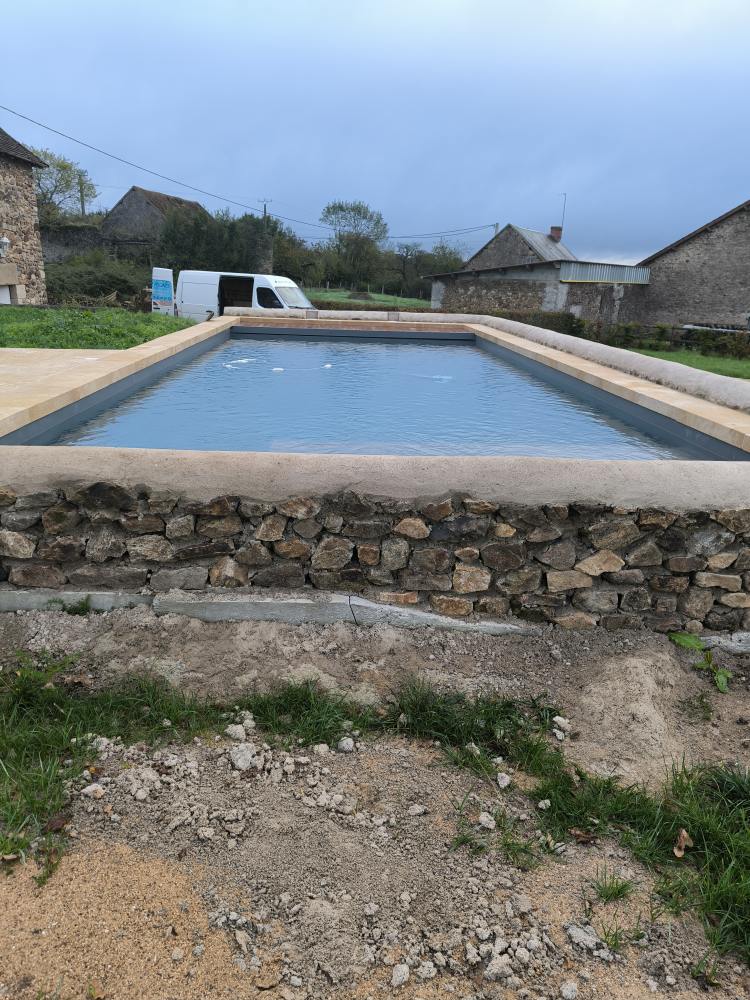 muret autour d'une piscine dans l'Indre