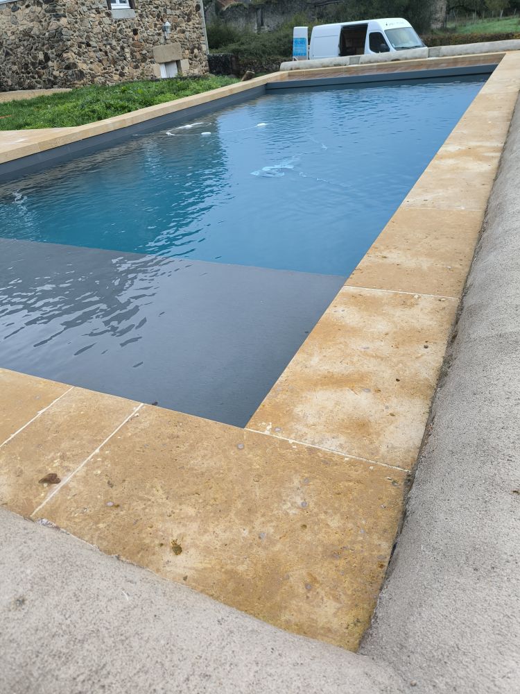 dallage pierre de Bourgogne sur piscine membrane gris anthracite